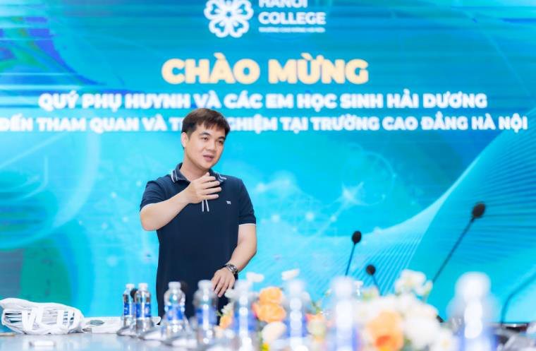 Nguyễn Ngọc Hưng nói chuyện hướng nghiệp với phụ huynh và học sinh tại Trường Cao đẳng Hà Nội